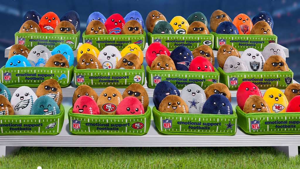 Schau dir die neuen NFL Emotional Support Plüschfiguren von Relatable an!