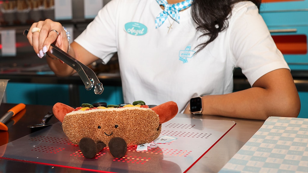 Das Jellycat Diner präsentiert eine neue Plüschfigur mit Speisekarte