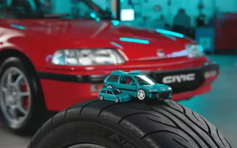 Die Hondas fahren direkt in die Garage des Mattel Brick Shop.