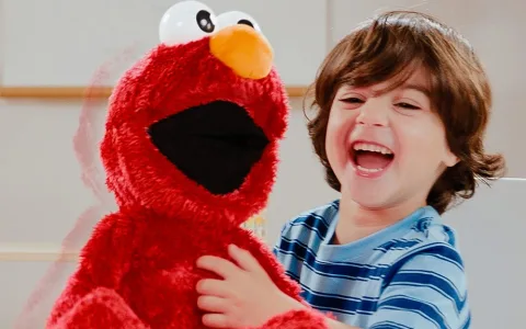 Lach laut mit dem Just Play Kitzel-Elmo-Spielzeug!