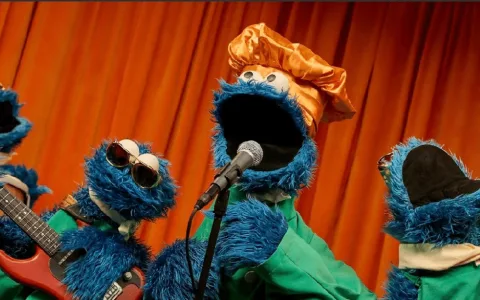 Kinder können mit ihren Sesamstraßen-Freunden für die Parodie-Party lernen und tanzen