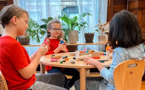 Bereite dich auf das 30-jährige Jubiläum von Der König der Löwen mit den neuen Adidas- und LEGO-Kollektionen vor.