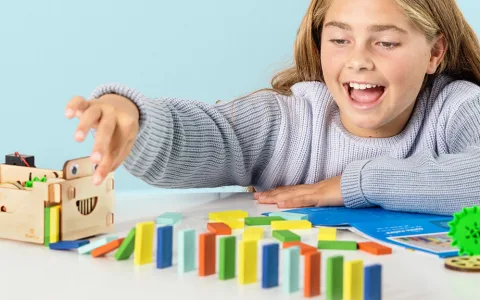 Eine funktionierende Spüle und Lebensmittelzerkleinerer: Die realistische Spielküche von Lovevery enthält alles