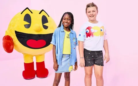 Zeige die Mode der 90er Jahre beim Spielen mit den neuen Clueless Bratz-Puppen