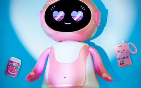 Der EmotoBOT von Just Play hat eine eigene Persönlichkeit