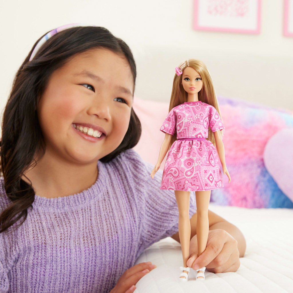 Barbie: Fashionista Freundinnen stilvolle Modepuppe in rosa Tuchmusterkleid - Mattel Bild 4