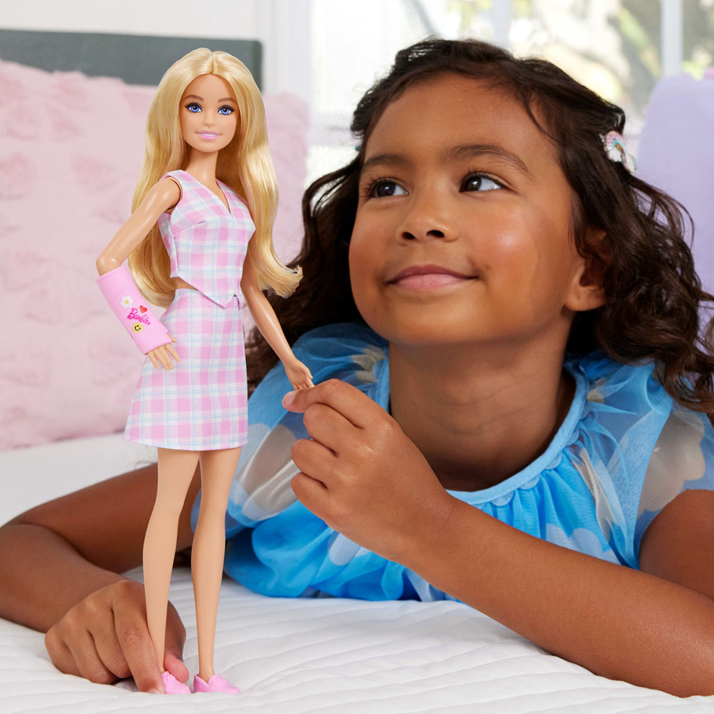 Barbie: Fashionista Freundinnen stilvolle Modepuppe in Gips in rosa kariertem Kleid – Mattel Bild 5