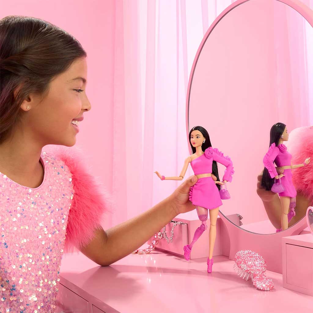 Barbie: Trendige Freundinnen - Schwarzhaarige Puppe - Mattel Bild 3