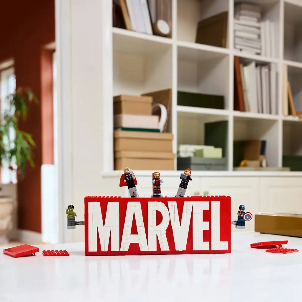 LEGO® Super Heroes: MARVEL-Logo und Minifiguren (76313) Bild 3