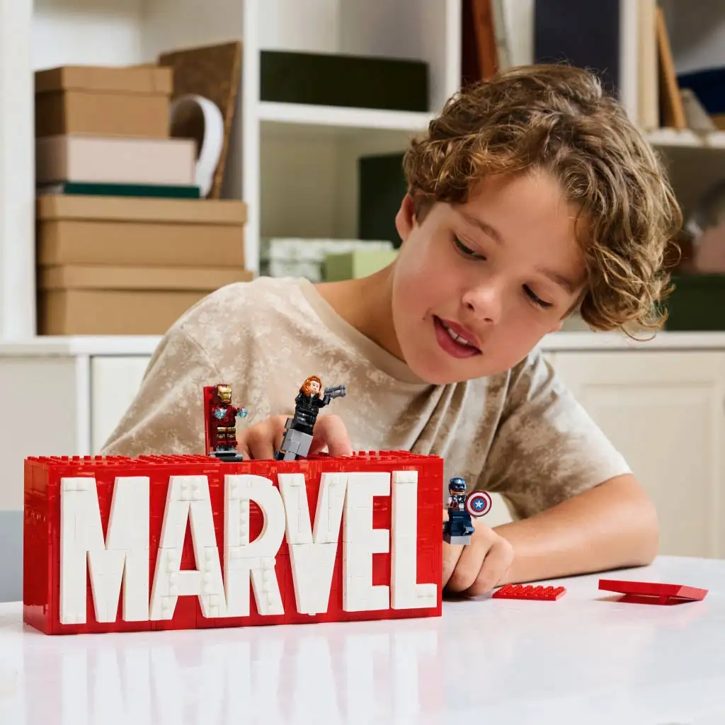 LEGO® Super Heroes: MARVEL-Logo und Minifiguren (76313) Bild 4