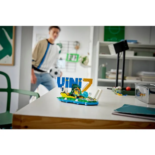 LEGO® Editions: Vini Jr. – Die besten Fußballmomente (43027) Bild 6