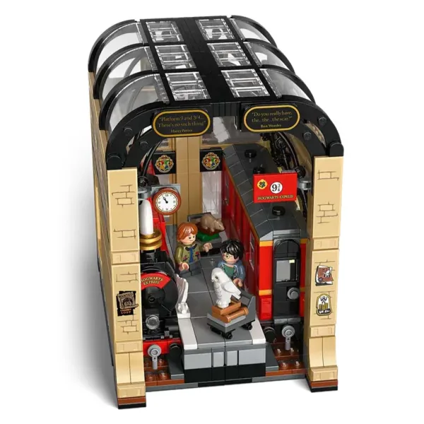 LEGO® Harry Potter: Bücherwinkel: Hogwarts™ Express (76450) Bild 4