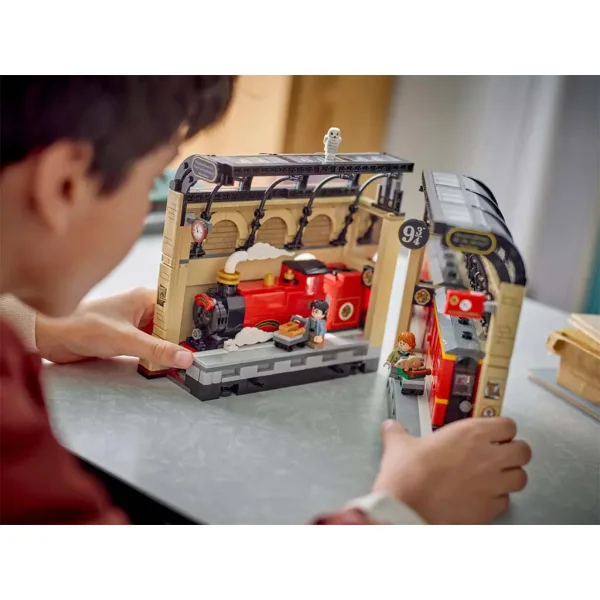 LEGO® Harry Potter: Bücherwinkel: Hogwarts™ Express (76450) Bild 8