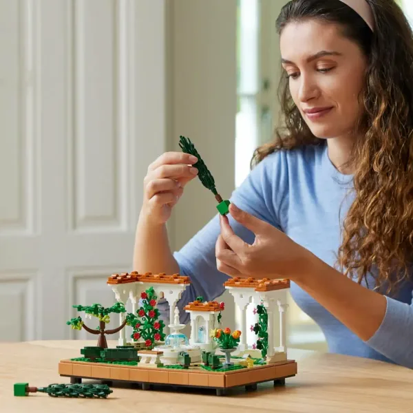 LEGO® Icons: Garten mit Springbrunnen (10359) Bild 3