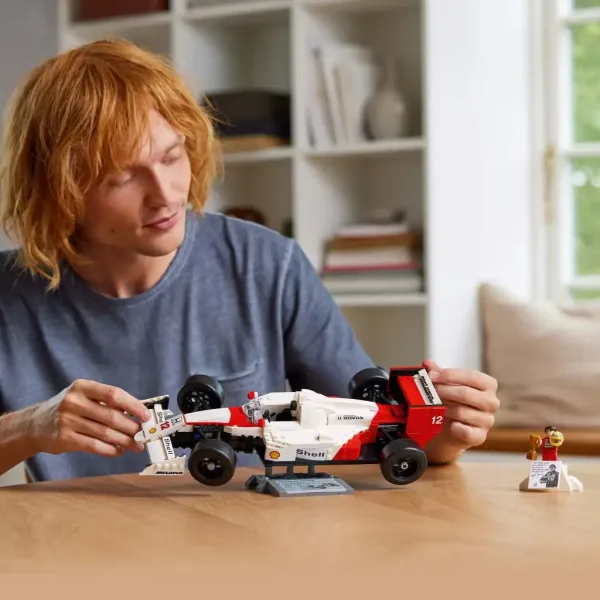 LEGO® Icons: McLaren MP4/4 und Ayrton Senna (10330) Bild 7