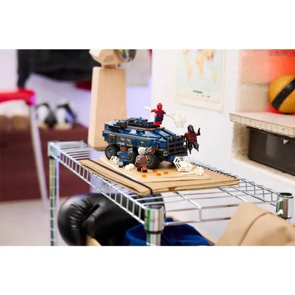LEGO® Marvel: Spider-Man: Die Verfolgung des Gefangenentransporters (76349) Bild 8
