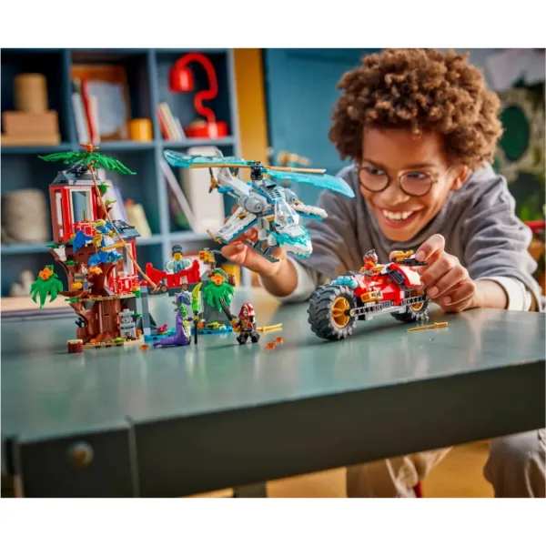 LEGO® Ninjago: Kampf der Ninja-Fahrzeuge am Baumhaus (71857) Bild 4