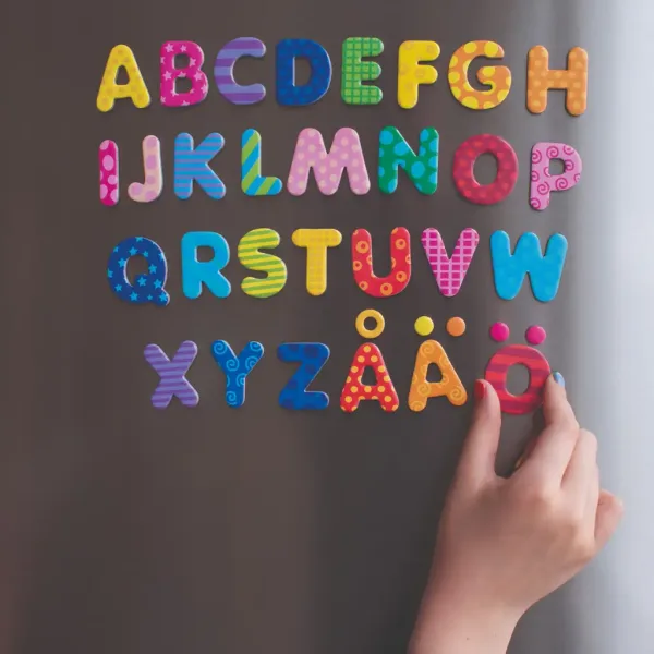 PlayBox: Magnetische 60-teilige bunte Buchstaben-Set Bild 2