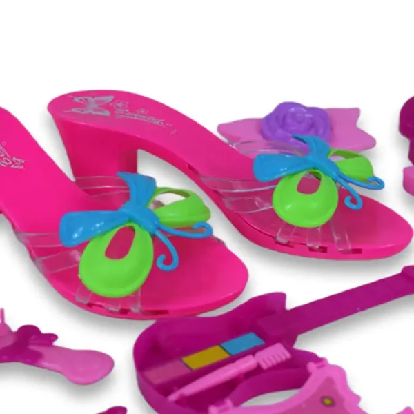 Schönheitsset mit Schuhen, Make-up und Friseurbedarf in einer Tasche Bild 3