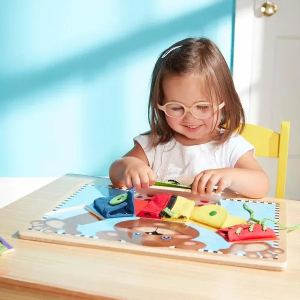 Teddybär-Lernspielzeug auf Holzbrett zur Förderung grundlegender Fähigkeiten - Melissa & Doug Bild 3