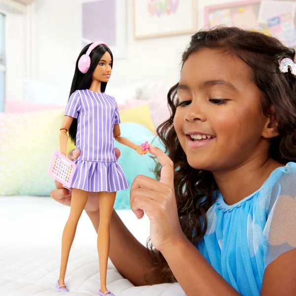 Barbie: Fashionista Freundinnen stilvolle Modepuppe mit Kopfhörern in lila Kleid – Mattel Bild 5