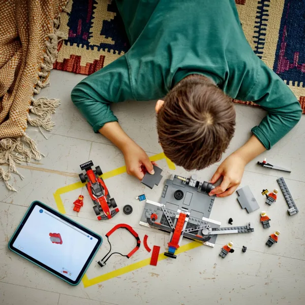 LEGO® City: F1®-Boxengasse und Personal mit Ferrari-Auto (60443) Bild 4
