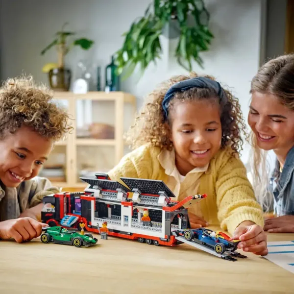 LEGO® City: F1®-Lastwagen mit RB20 und AMR24 F1®-Autos (60445) Bild 4