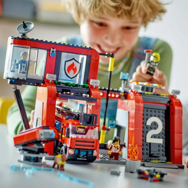 LEGO® City: Feuerwehrstation und Feuerwehrwagen (60414) Bild 5