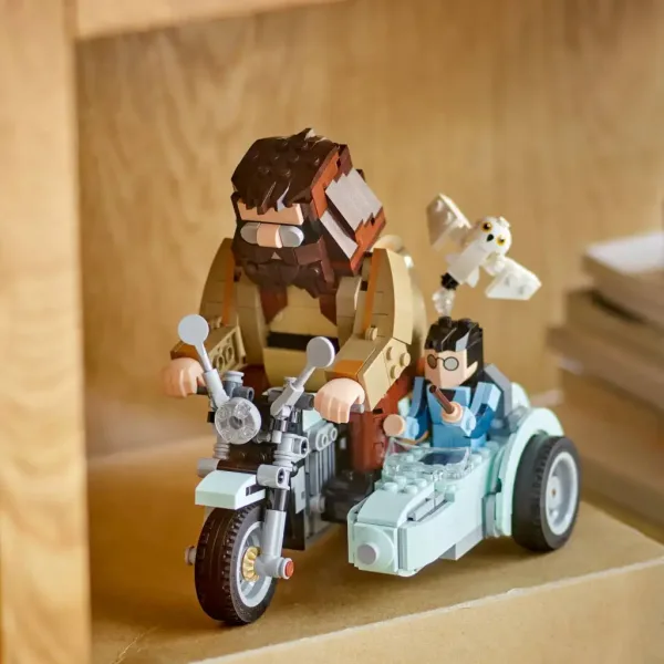 LEGO® Harry Potter: Hagrids™ und Harrys Motorradausflug (76443) Bild 3