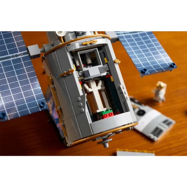 LEGO® Icons: Hubble-Weltraumteleskop (11383) Bild 16