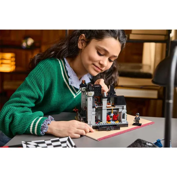 LEGO® Mittwoch: Nevermore Akademie (76788) Bild 6