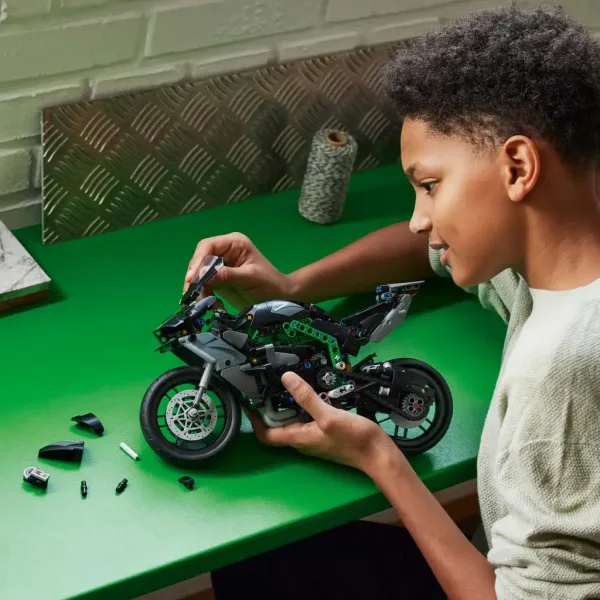 LEGO® Technic: Kawasaki Ninja H2R Motorrad (42170) Bild 5