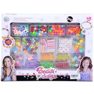 Schmuckset mit bunten Perlen und Buchstabenwürfeln