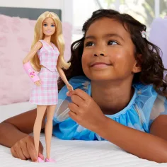 Barbie: Fashionista Freundinnen stilvolle Modepuppe in Gips in rosa kariertem Kleid – Mattel Bild 5