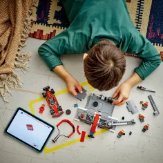 LEGO® City: F1®-Boxengasse und Personal mit Ferrari-Auto (60443) Bild 4