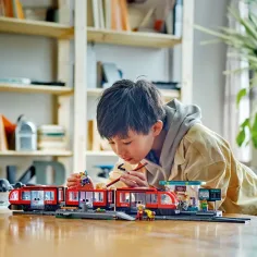 LEGO® City: Straßenbahn und Haltestelle in der Innenstadt (60423) Bild 3