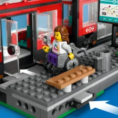 LEGO® City: Straßenbahn und Haltestelle in der Innenstadt (60423) Bild 5