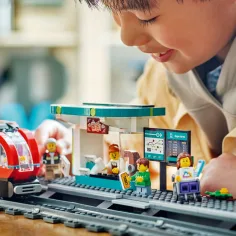 LEGO® City: Straßenbahn und Haltestelle in der Innenstadt (60423) Bild 6