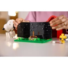 LEGO® Ideas: Peanuts: Snoopy Hundehütte (21368) Bild 13