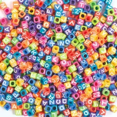 PlayBox: Bunte Buchstaben Perlen Set 300 Stück 7x7x7mm