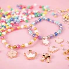 PlayBox: Charm Armband Bastelset mit Perlen und Anhängern 500 Stück Bild 3