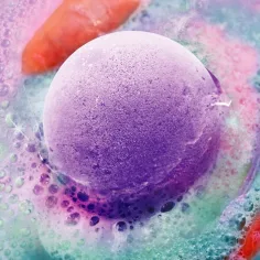 So Bomb: Badebombe im Kugelspender mit Überraschungs-Charm Bild 4