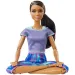 Barbie: Bewegliche Yoga-Puppe mit braunen Haaren in blauer Hose – Mattel