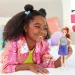Barbie Fashionista stilvolle Puppe mit roten Haaren im lila Rock – Mattel