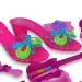 Schönheitsset mit Schuhen, Make-up und Friseurbedarf in einer Tasche