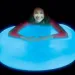 Super Glo Wubble leuchtender Blasenball in Blau, 75 cm