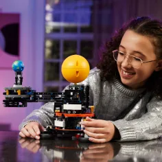 LEGO® Technic: Die Erde und der Mond in Bewegung (42179) Bild 7