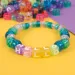 PlayBox: Buntes fädelbares Perlen-Set in Zylinderform und Würfel-ABC, 1000-teiliges Paket Bild 4